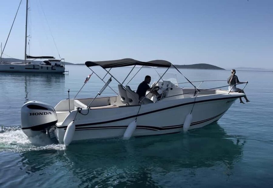 Trogir: Blue Lagoon and 3 Islands Speedboat Tour - Leaving Trogir beside Kamerlengo Castle