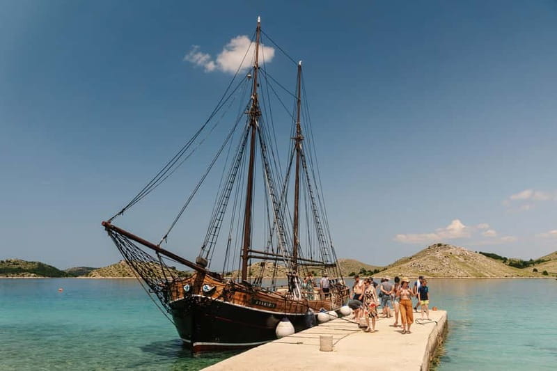 Zadar: Boat Tour with Unlimited Wine & 3 Stops - Boarding beside Zadar’s little white lighthouse