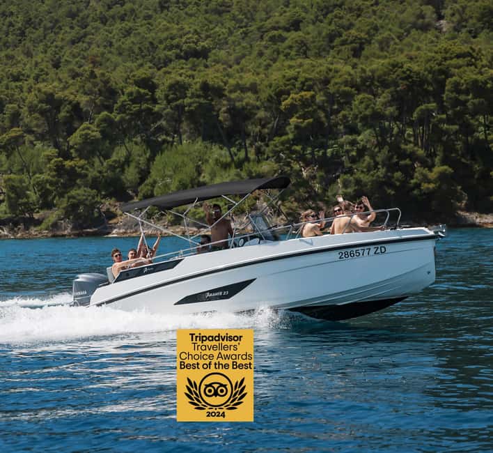 Zadar: Island Hopping Speedboat Adventure with Aperol Spritz - Leaving Zadar beside the Old Town bridge