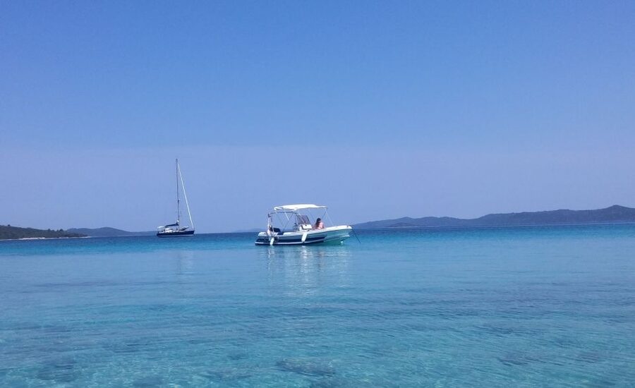 Zadar Islands: Private Hidden Treasures Speedboat Tour - Iž village and the choice of a proper lunch