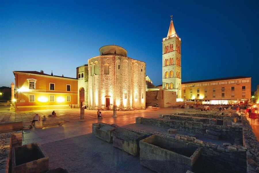 Zadar: Old Town Evening Group Guided Walking Tour - A sunset start at Five Wells Square