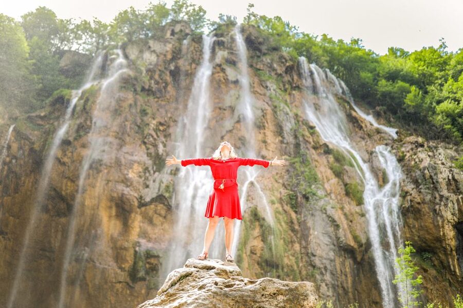 Zadar: Plitvice Lakes Full-Day Guided Tour with a Boat Ride - Entering the Upper Lakes by park transport