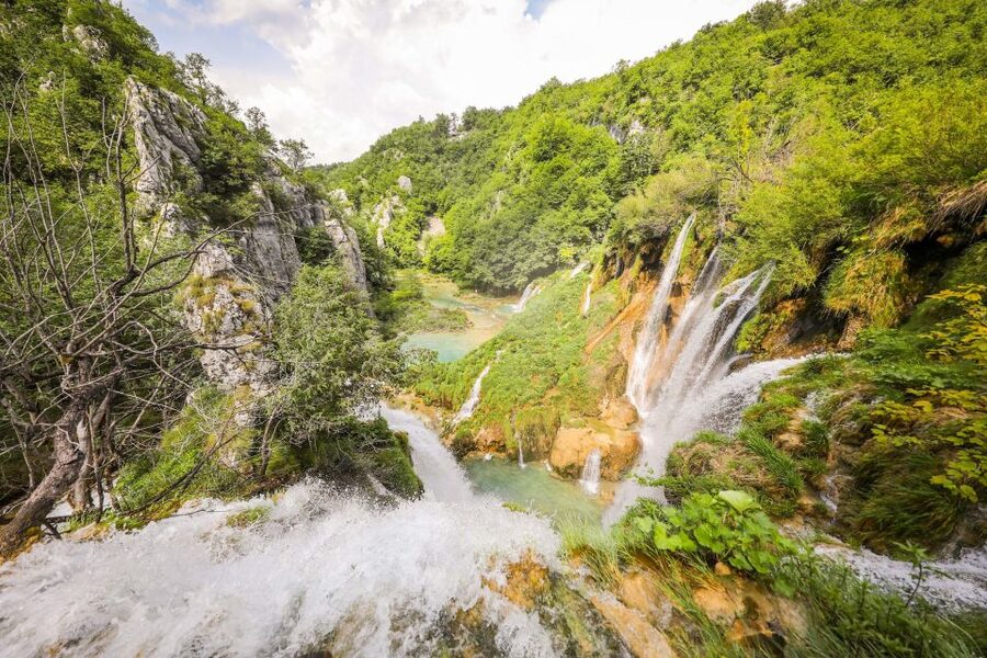 Zadar: Plitvice Lakes Full-Day Guided Tour with a Boat Ride - Walking the wooden paths beside the waterfalls