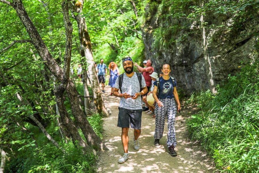 Zadar: Plitvice Lakes Full-Day Guided Tour with a Boat Ride - What the guide adds to the day