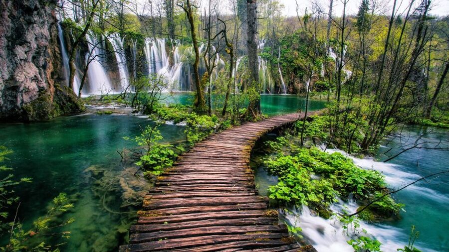 Zadar: Plitvice Lakes Guided Day Tour with Tickets - Four hours among the upper and lower lakes