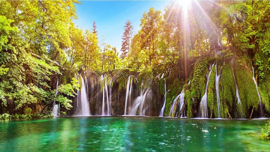 Zadar: Plitvice Lakes Guided Day Tour with Tickets - What the guides add to the day