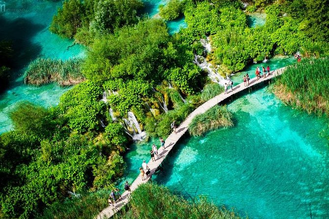 Zadar to Plitvice lakes: Guided tour with pre-booked tickets - The 20-minute supermarket stop near the Lika River