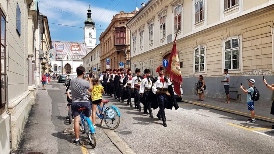 Zagreb: 2.5-Hour Highlights Bike Tour - Dolac Market brings the city down to street level